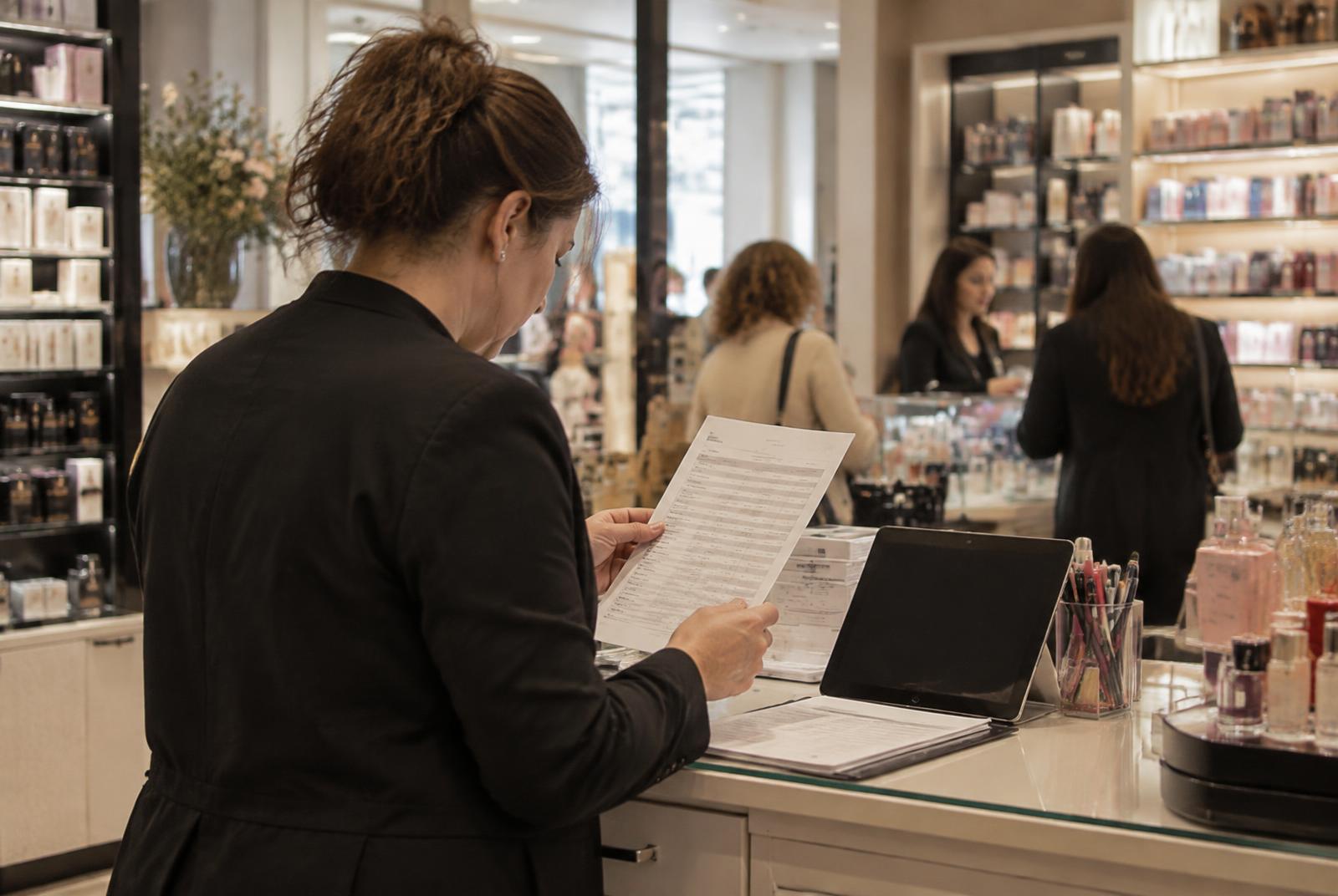 Responsable analizando los KPIs y resultados de una tienda retail