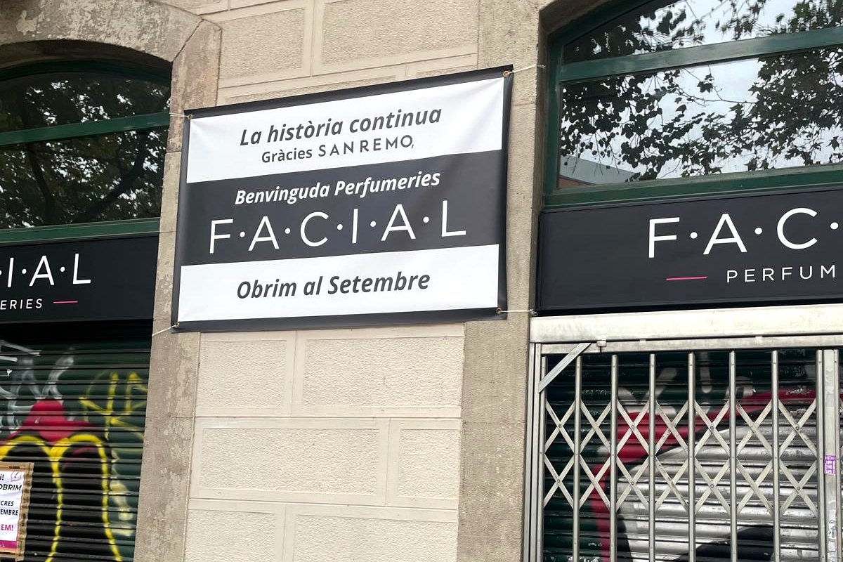 Fachada con el nuevo rótulo de Perfumeries Facial y la lona «La història continua. Gràcies San Remo»